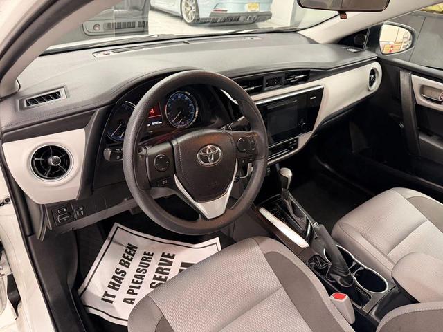 Photo of 2017 Super White Toyota Corolla