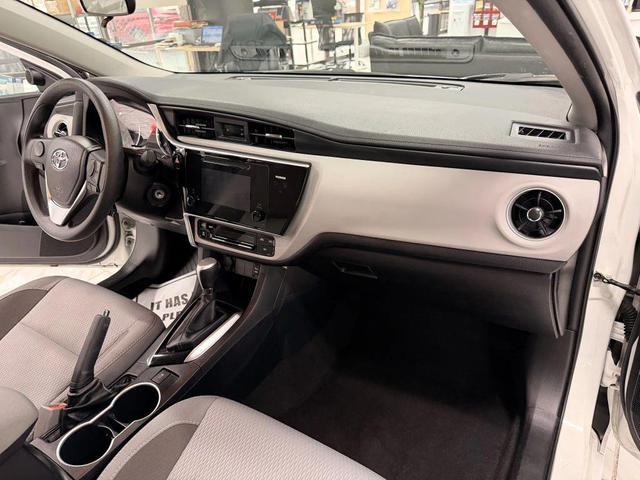 Photo of 2017 Super White Toyota Corolla
