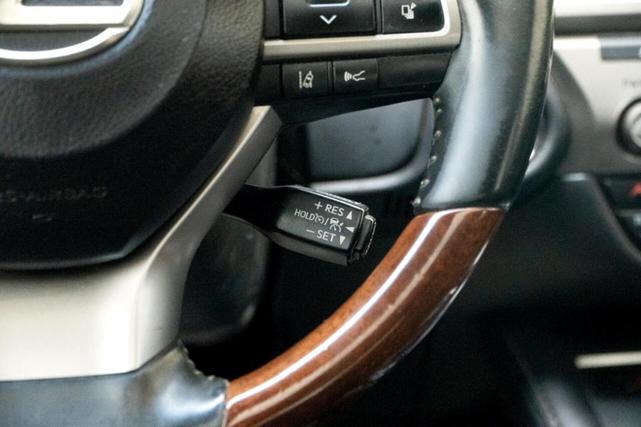 Photo of 2017 White Lexus ES 350