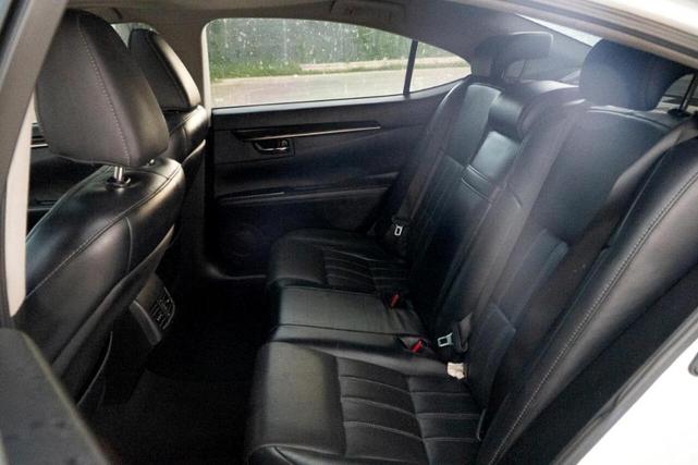 Photo of 2017 White Lexus ES 350