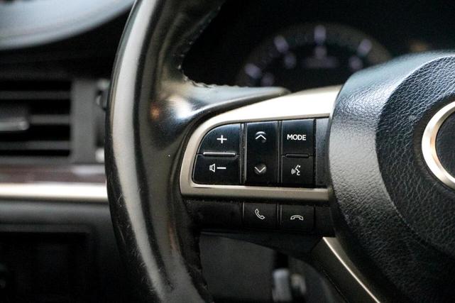 Photo of 2017 White Lexus ES 350