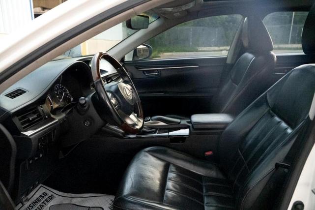 Photo of 2017 White Lexus ES 350