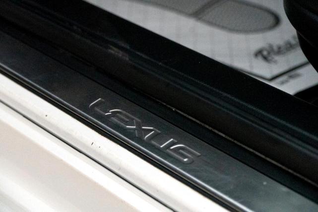 Photo of 2017 White Lexus ES 350