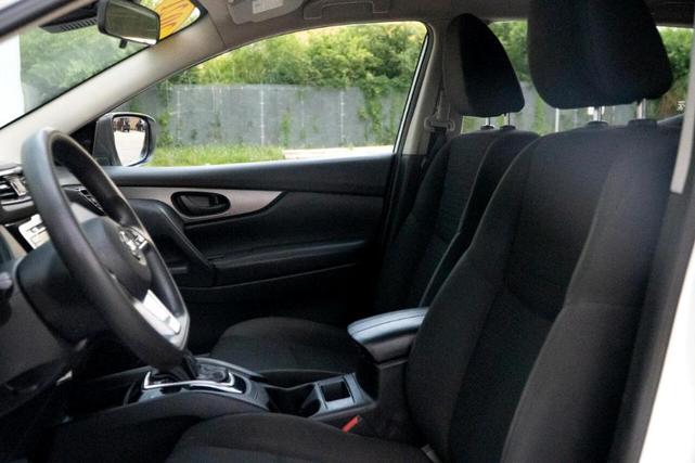 Photo of 2021 Glacier White Nissan Rogue Sport