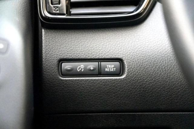Photo of 2021 Glacier White Nissan Rogue Sport
