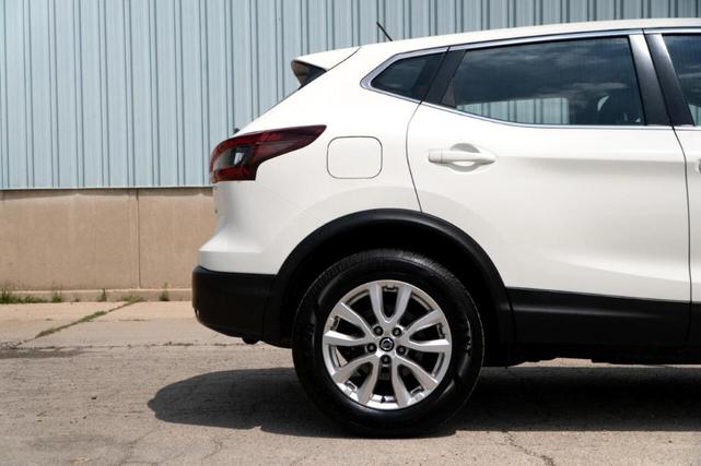 Photo of 2021 Glacier White Nissan Rogue Sport
