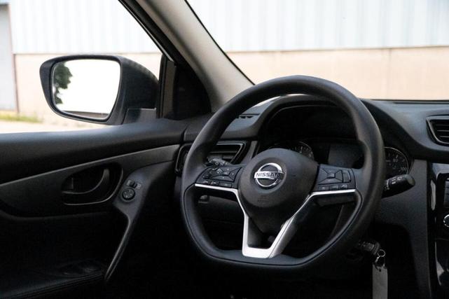 Photo of 2021 Glacier White Nissan Rogue Sport