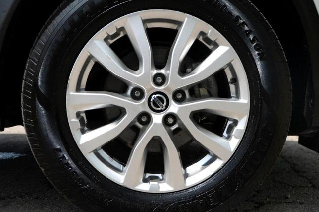 Photo of 2021 Glacier White Nissan Rogue Sport