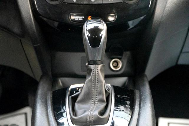 Photo of 2021 Glacier White Nissan Rogue Sport