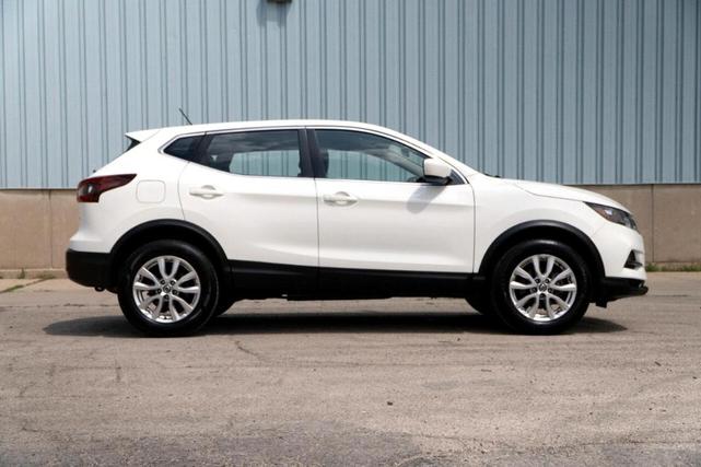 Photo of 2021 Glacier White Nissan Rogue Sport