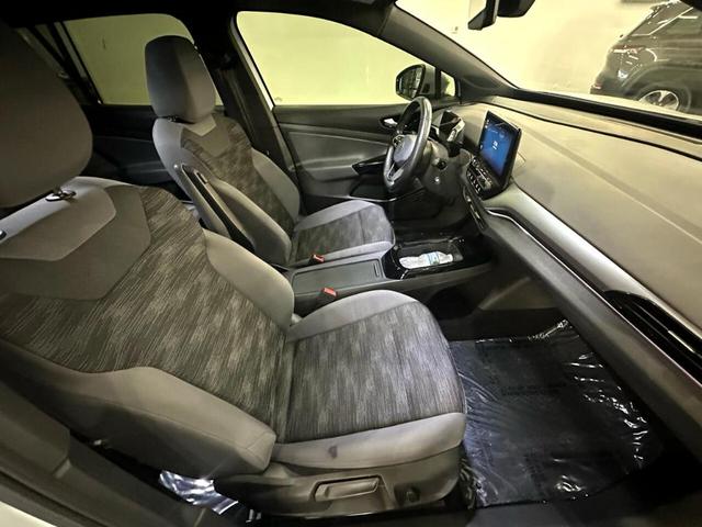 Photo of 2022 Glacier White Volkswagen ID.4