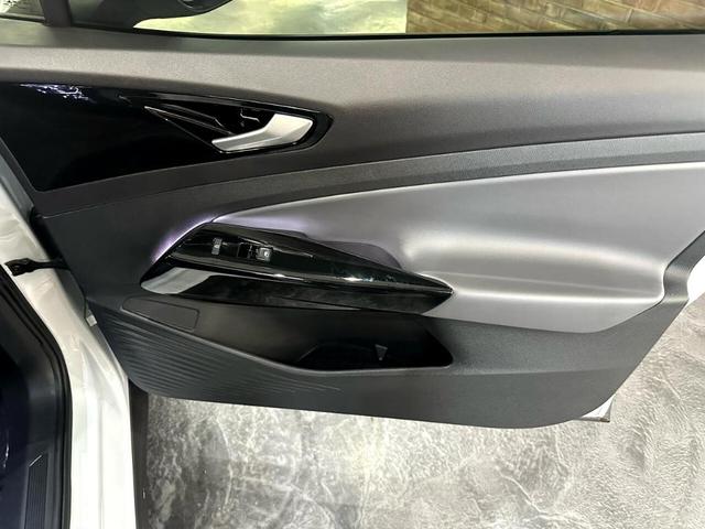 Photo of 2022 Glacier White Volkswagen ID.4
