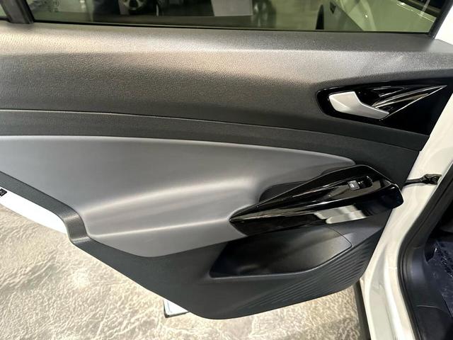Photo of 2022 Glacier White Volkswagen ID.4
