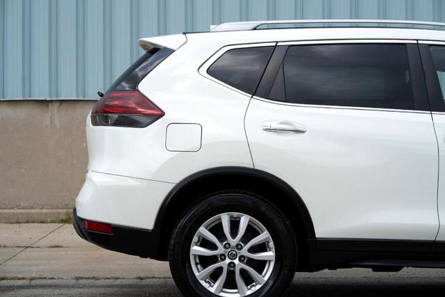 Photo of 2020 Glacier White Nissan Rogue