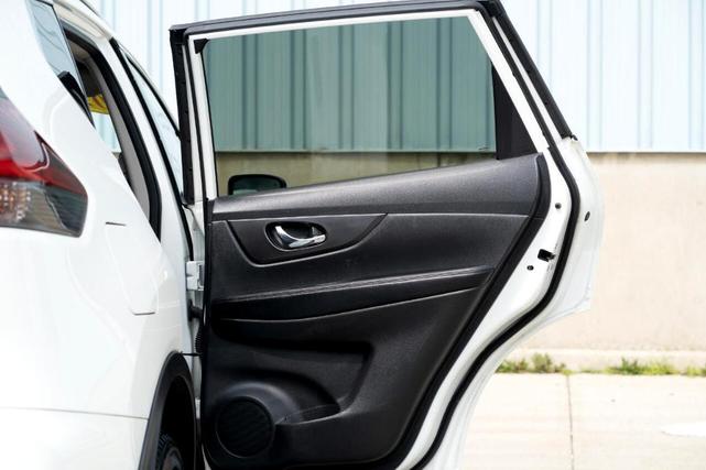 Photo of 2020 Glacier White Nissan Rogue