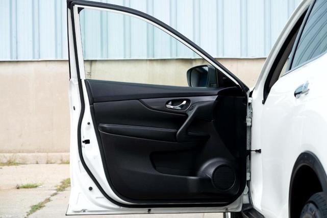 Photo of 2020 Glacier White Nissan Rogue