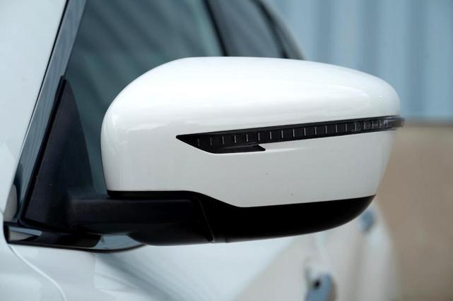 Photo of 2020 Glacier White Nissan Rogue