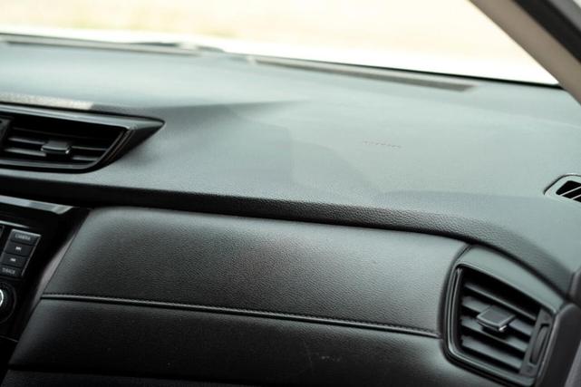 Photo of 2020 Glacier White Nissan Rogue