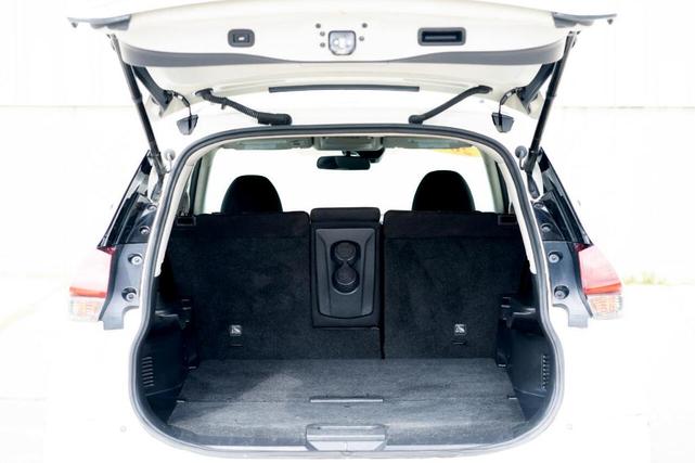 Photo of 2020 Glacier White Nissan Rogue