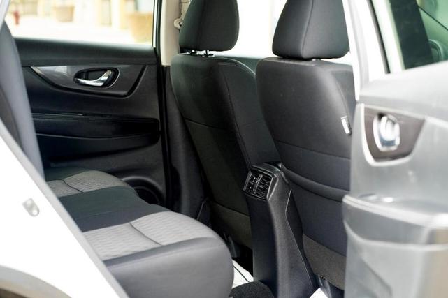 Photo of 2020 Glacier White Nissan Rogue