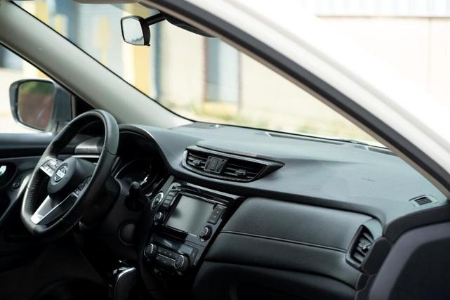 Photo of 2020 Glacier White Nissan Rogue