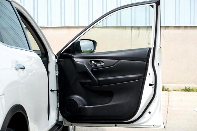 Photo of 2020 Glacier White Nissan Rogue