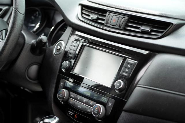 Photo of 2020 Glacier White Nissan Rogue