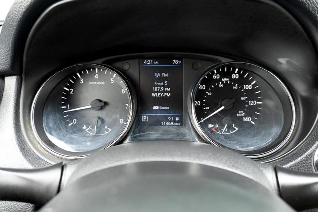 Photo of 2020 Glacier White Nissan Rogue