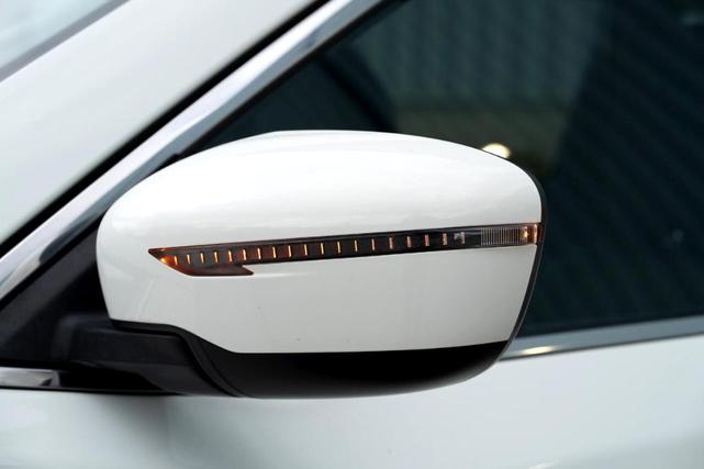 Photo of 2020 Glacier White Nissan Rogue