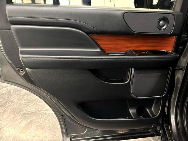Photo of 2018 Silver Lincoln Navigator