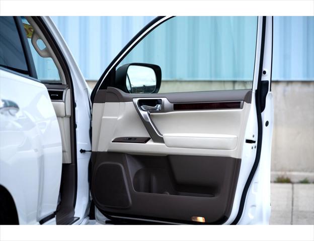 Photo of 2018 White Lexus GX 460