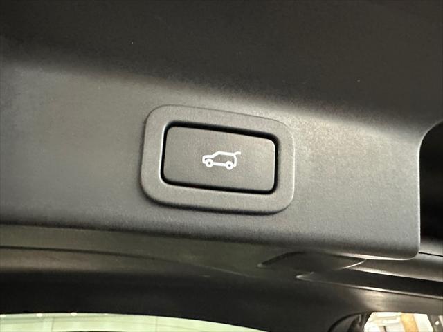 Photo of 2017 Ebony Black Jaguar F-PACE