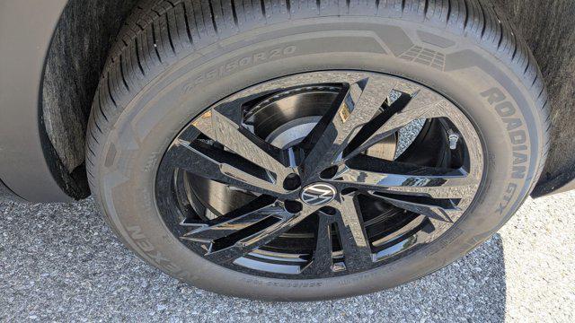 Photo of 2025 Deep Black Pearl Volkswagen Atlas Cross Sport