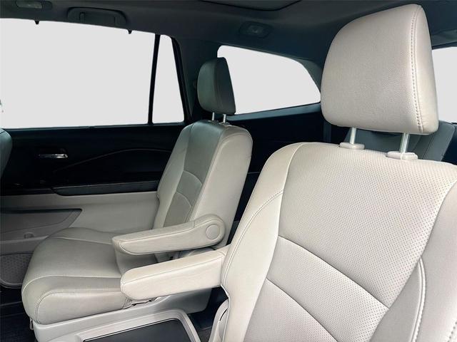 Photo of 2016 Crystal Black Pearl Honda Pilot