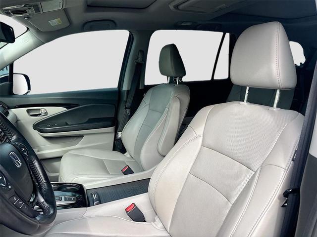 Photo of 2016 Crystal Black Pearl Honda Pilot