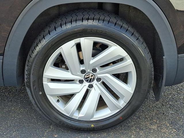 Photo of 2021 Deep Black Pearl Effect Volkswagen Atlas Cross Sport