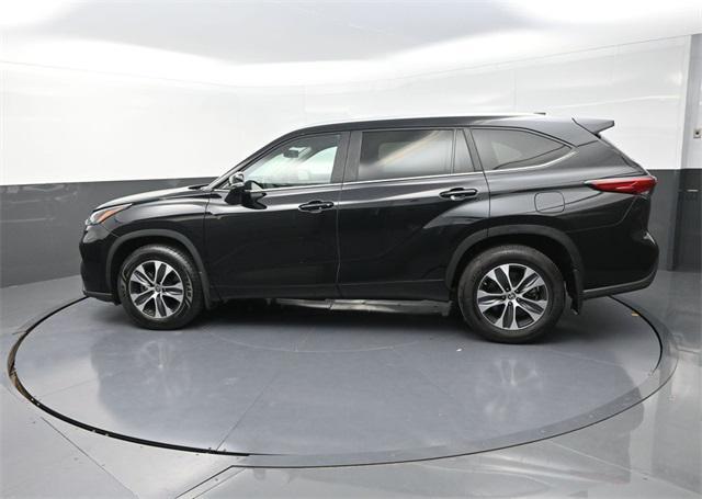 Photo of 2023 Midnight Black Metallic Toyota Highlander