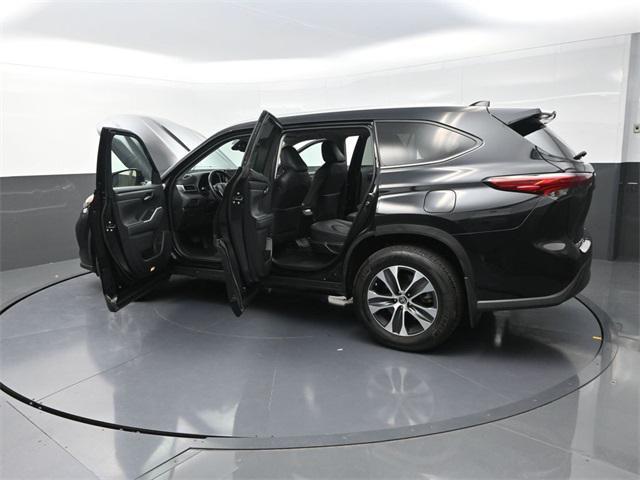 Photo of 2023 Midnight Black Metallic Toyota Highlander