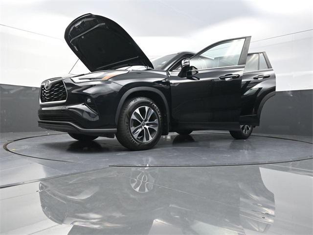 Photo of 2023 Midnight Black Metallic Toyota Highlander
