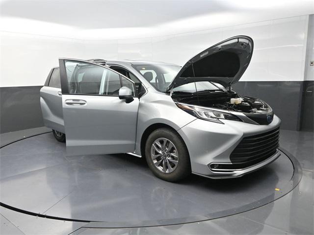 Photo of 2023 Celestial Silver Metallic Toyota Sienna
