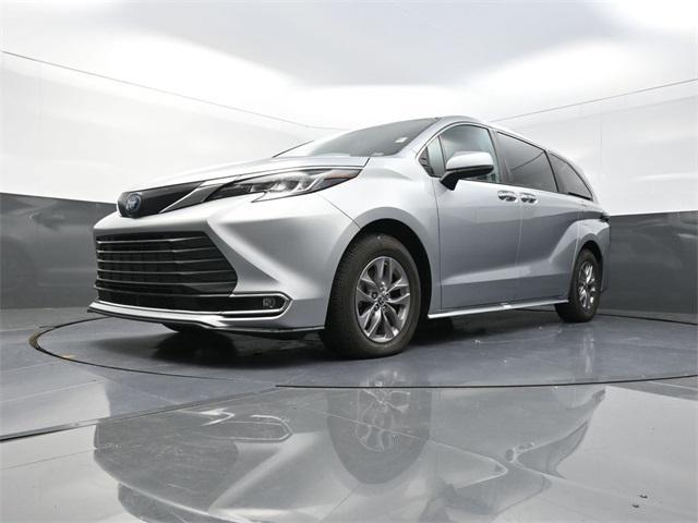 Photo of 2023 Celestial Silver Metallic Toyota Sienna