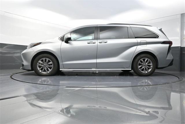Photo of 2023 Celestial Silver Metallic Toyota Sienna