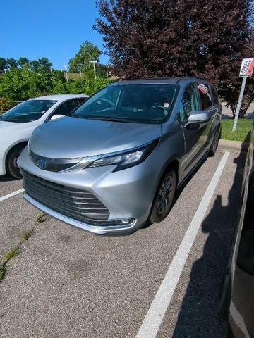 Photo of 2023 Celestial Silver Metallic Toyota Sienna