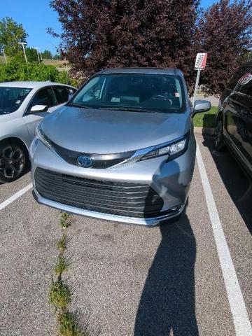 Photo of 2023 Celestial Silver Metallic Toyota Sienna