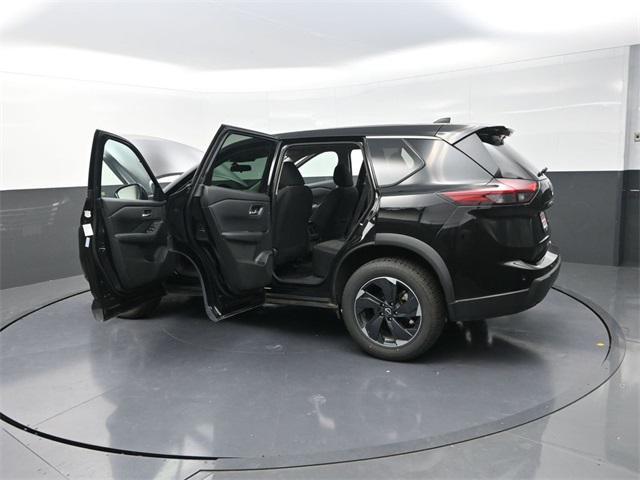 Photo of 2024 Super Black Nissan Rogue
