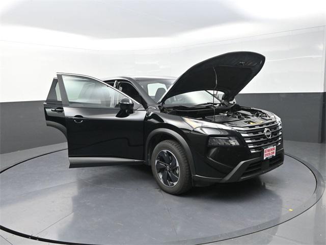 Photo of 2024 Super Black Nissan Rogue
