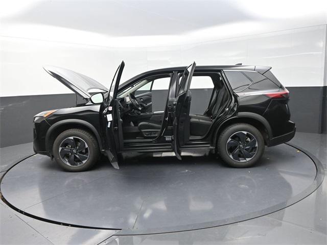 Photo of 2024 Super Black Nissan Rogue