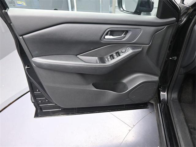 Photo of 2024 Super Black Nissan Rogue
