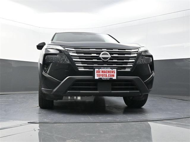 Photo of 2024 Super Black Nissan Rogue
