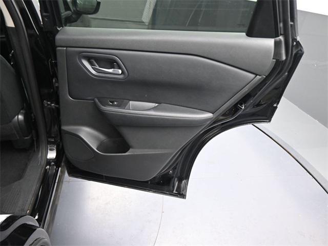 Photo of 2024 Super Black Nissan Rogue